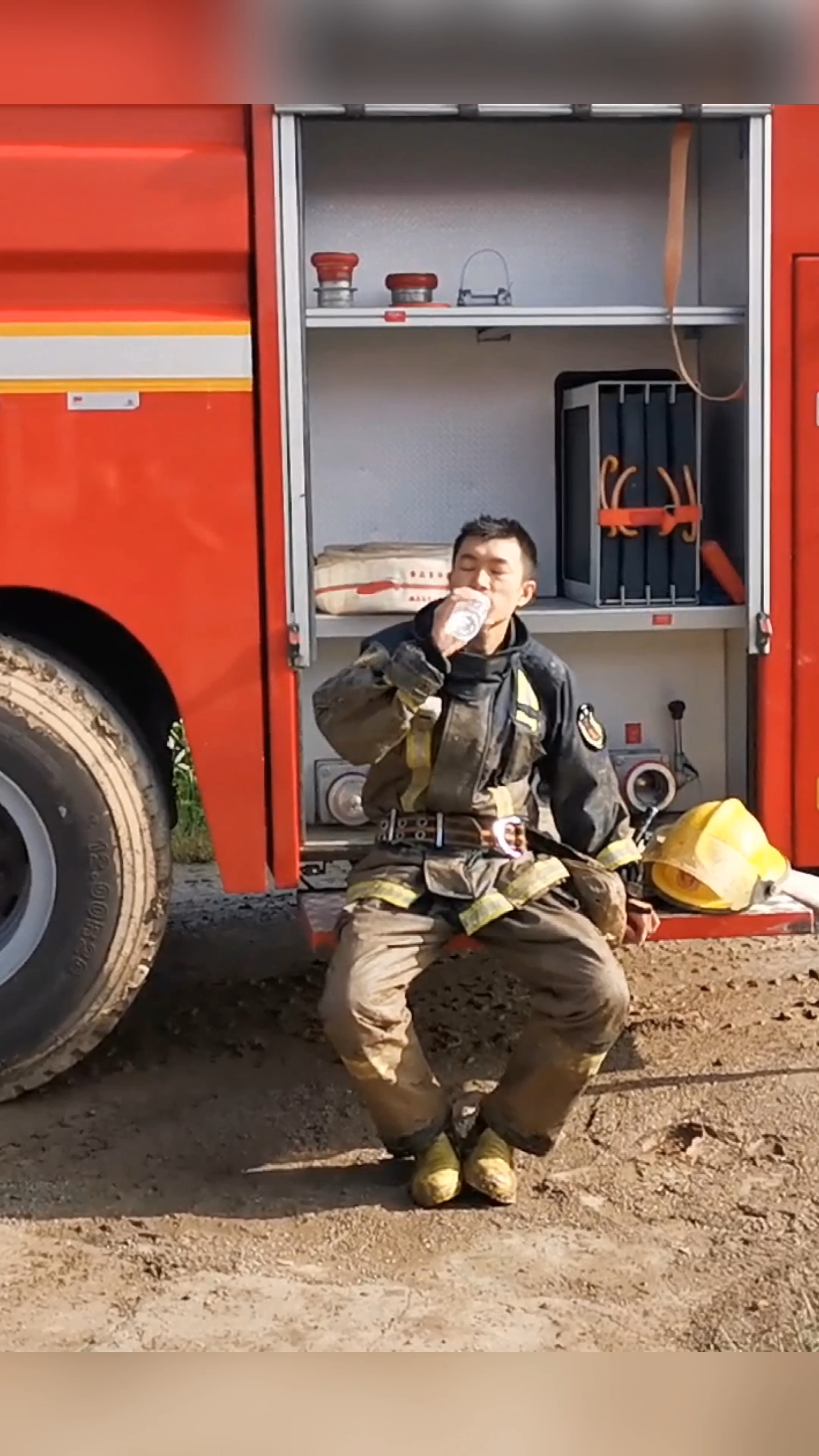 消防员喝水图片