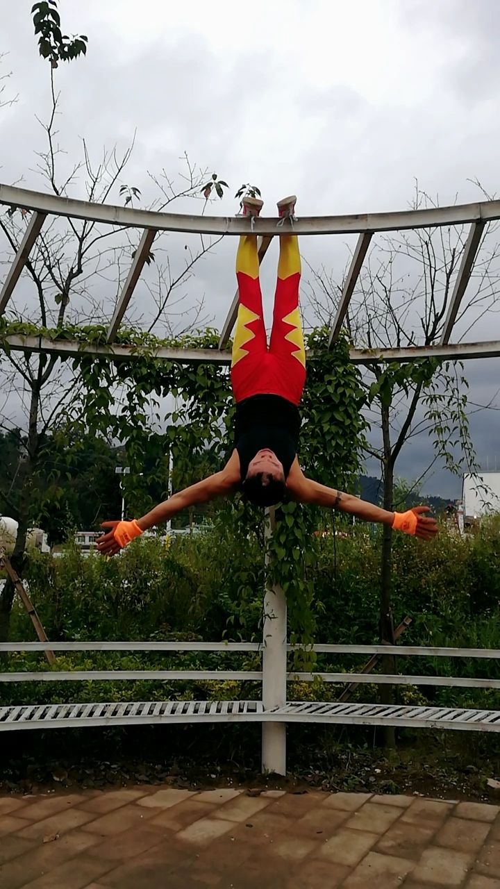 公园练功〈倒挂金钩式引体向上〉腰腿虐腹训练