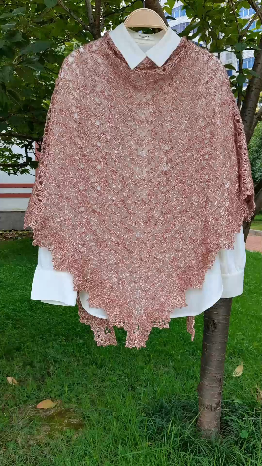 艳子钩吧披肩经典款三角披肩《帝王花》:用线丝质美丽诺76号4团,钩针