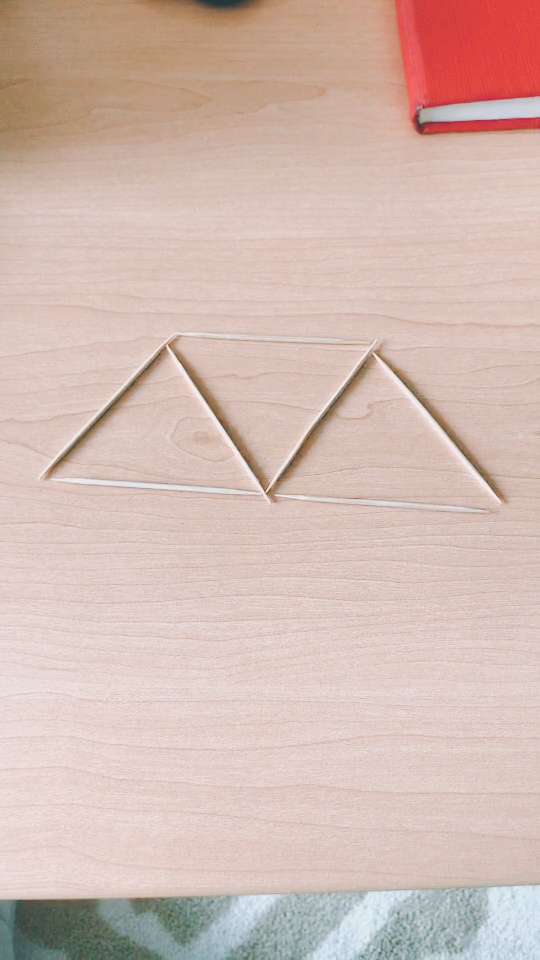 移动两根牙签,让它变成一个三角形