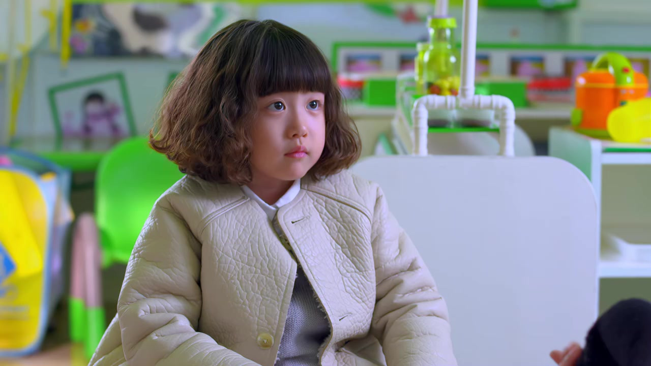 二胎时代小朋友们都回家了,只有馨儿没人接,晓东给她惊喜