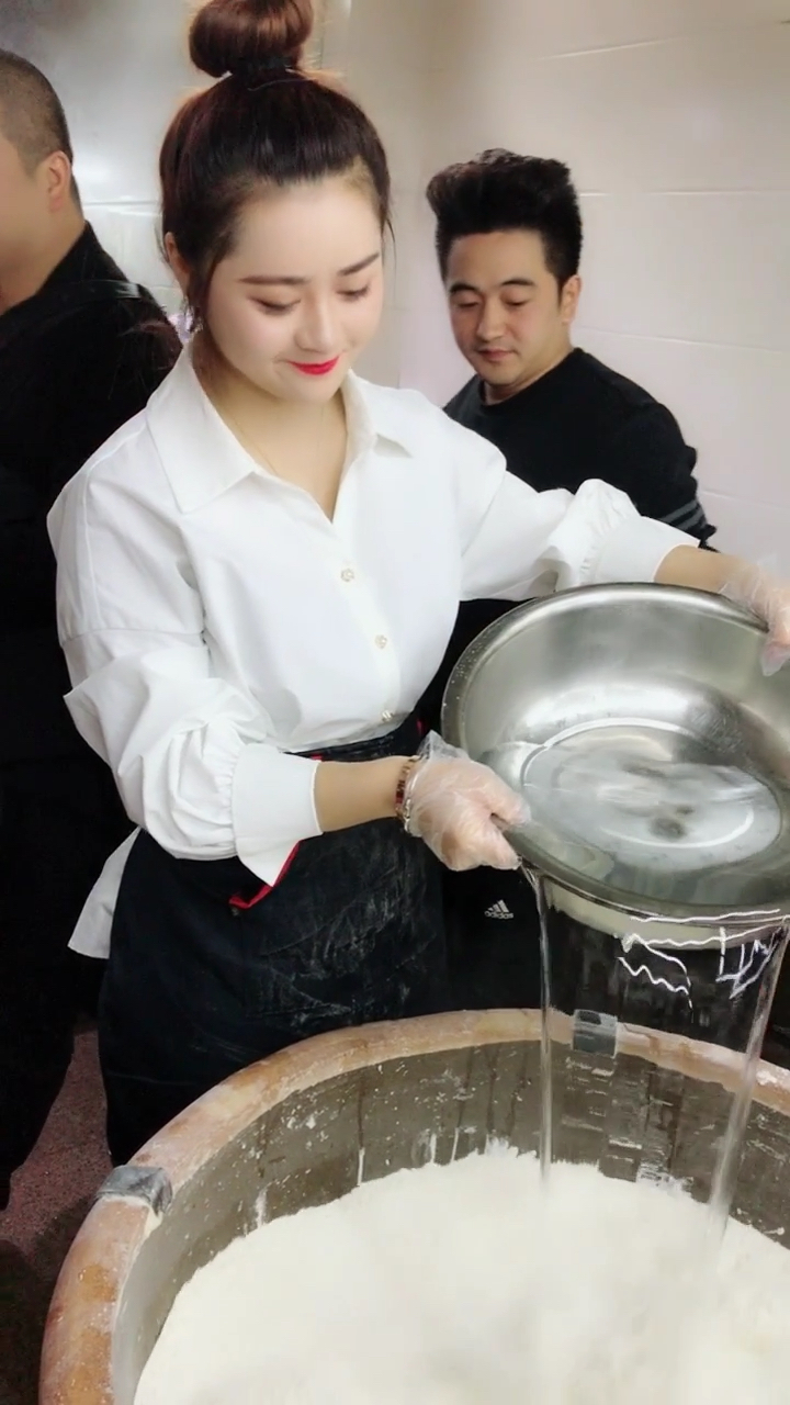 一根面西施学做饸饹面第一步
