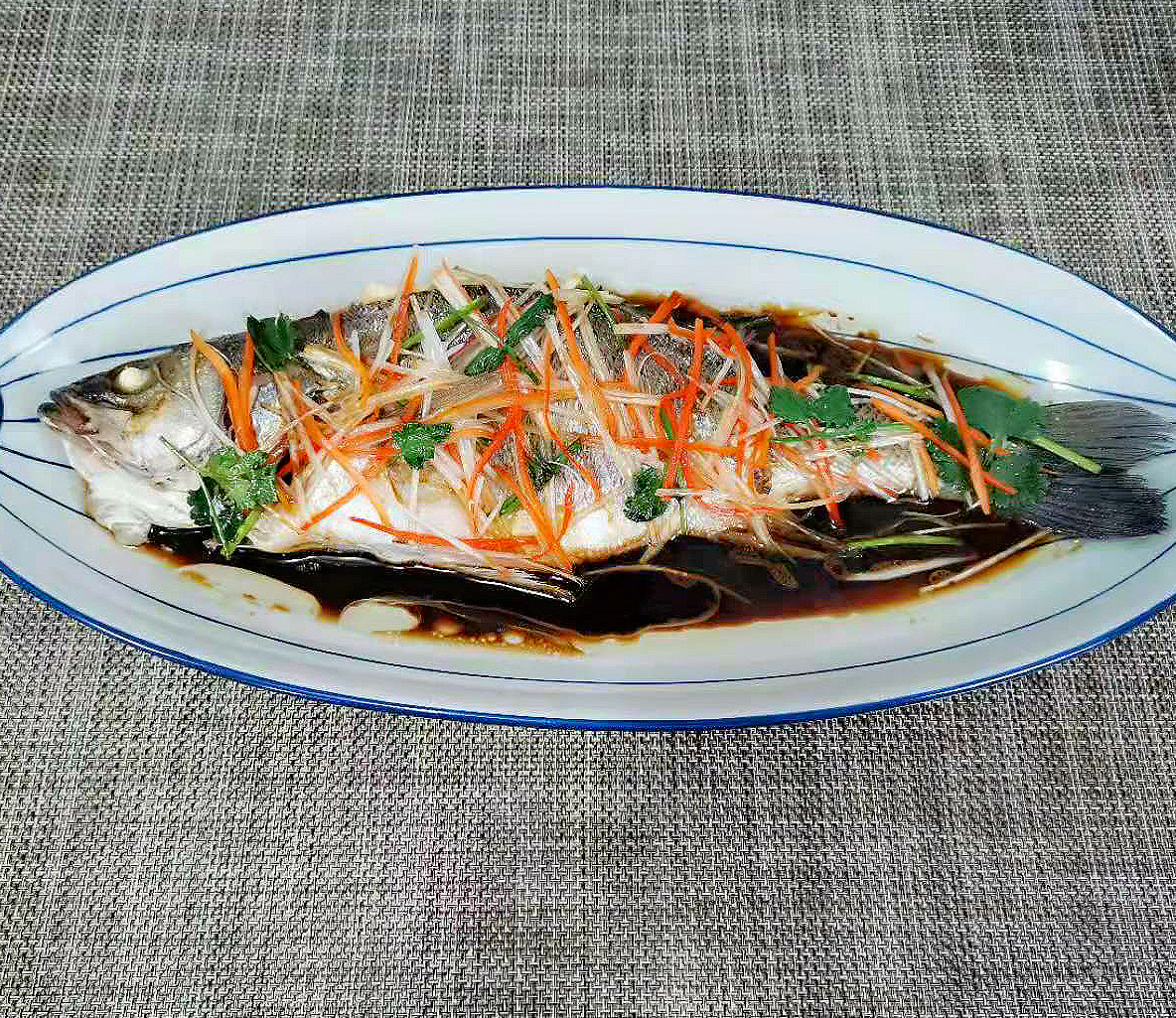 清蒸鱼,如何做出饭店味?大厨教你这样做,鱼肉更细更嫩,还不腥#美食