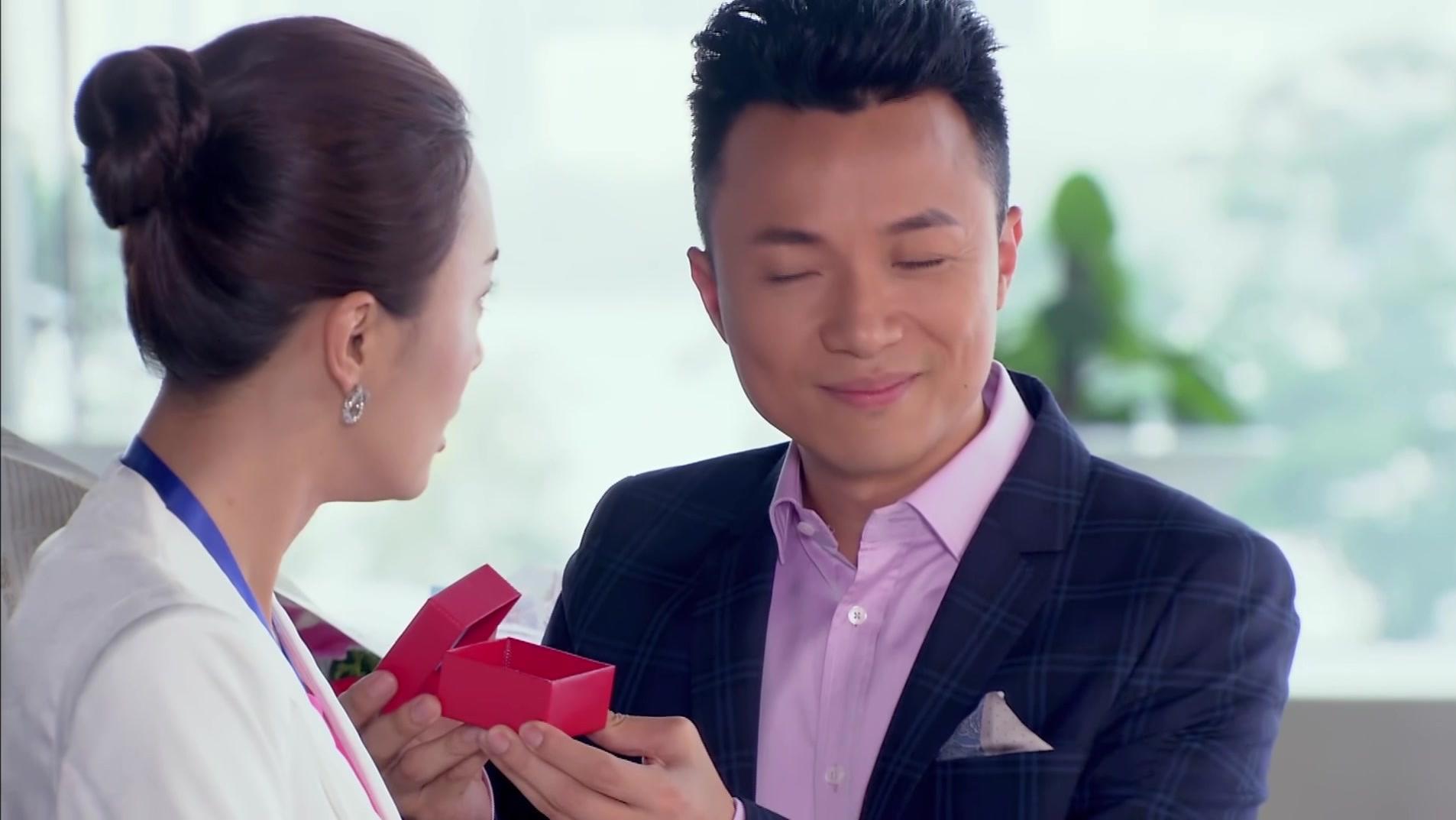 非缘勿扰灰姑娘和前男友举止亲密,被老总撞见,误会大了