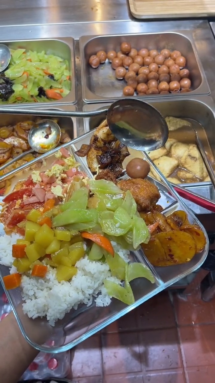 工作餐每天都这么丰盛,吃饱才有力气干活!#美食
