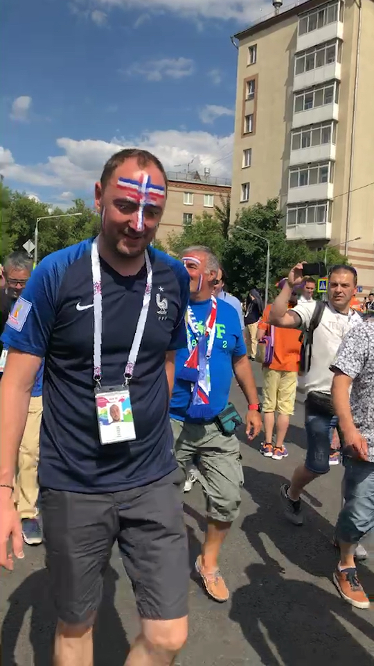 法国球迷赛前兴奋如马