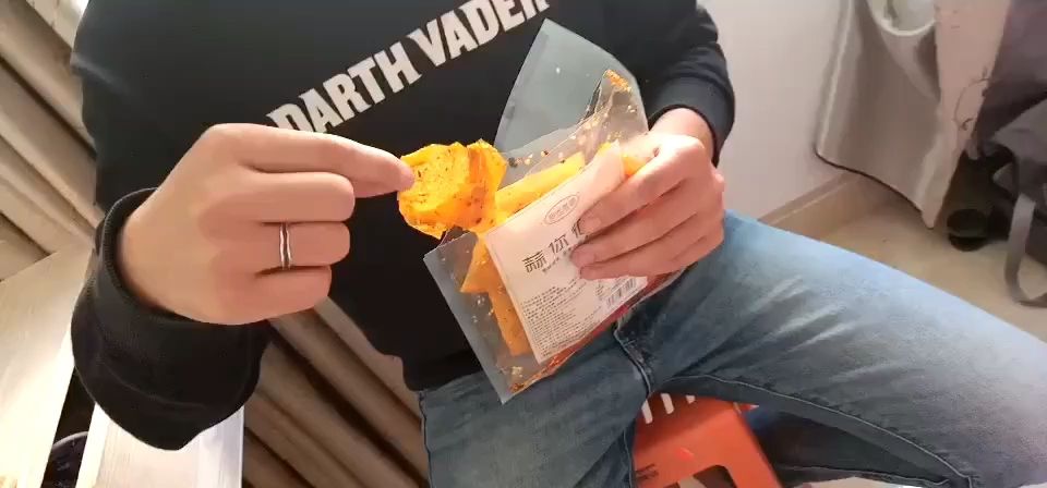 吃辣条了隔壁小孩都馋哭了