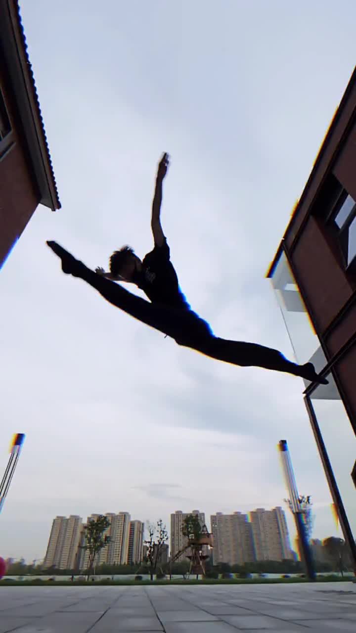 舞蹈生空中二次爆发舞蹈一字马挑战空中一字马