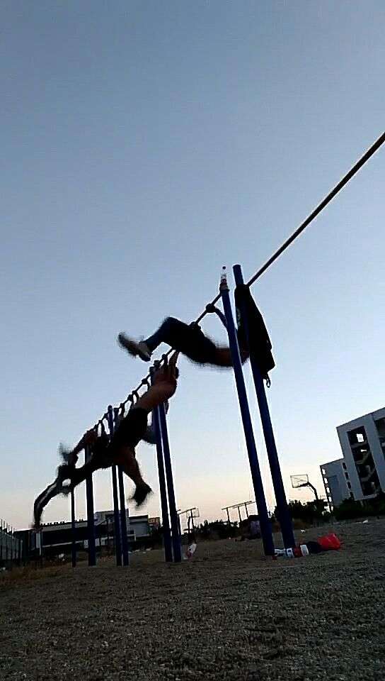 今天的意义,绝不是将人生歇停在命运的阴影里,而是用力拽着命运不断