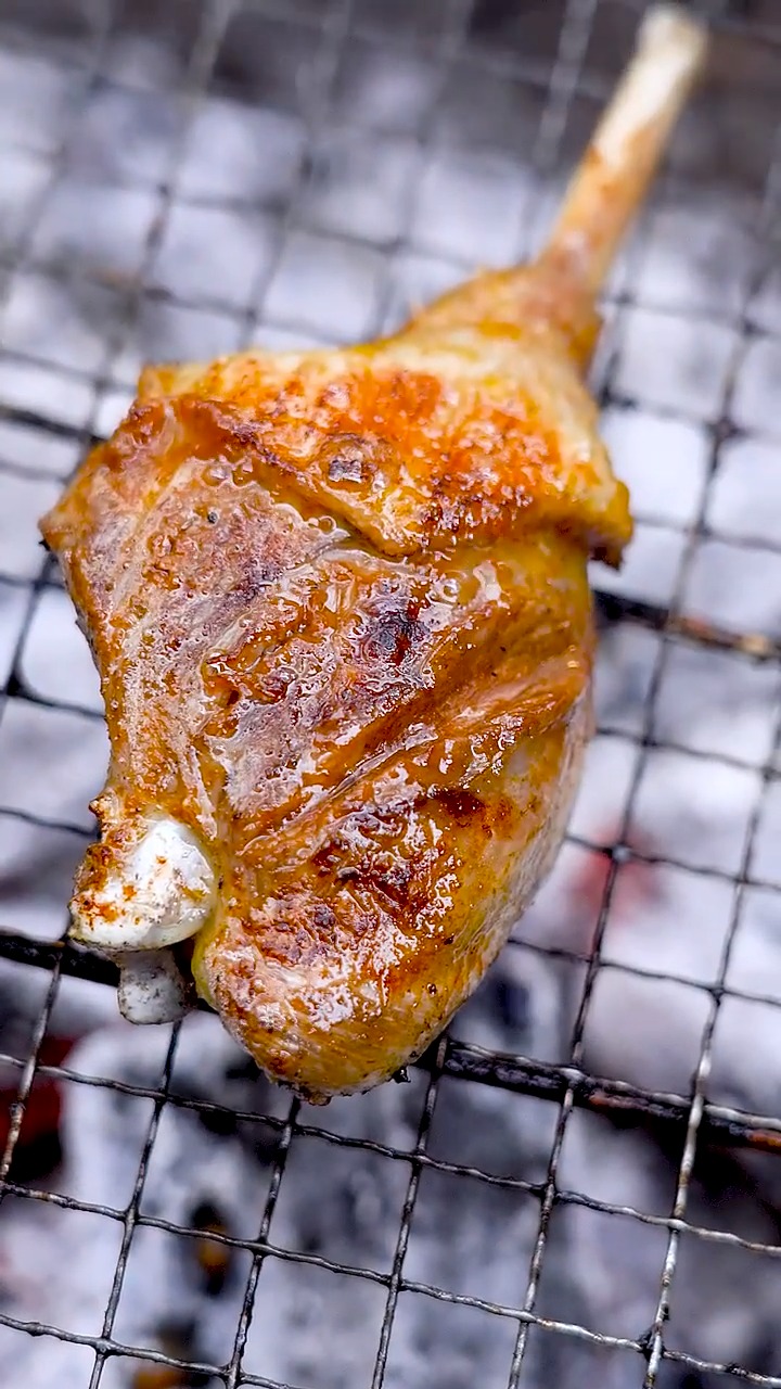 老板对我真好,还送我个鹅腿吃!#农村美食