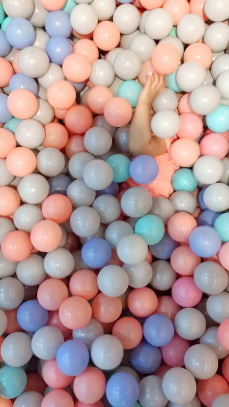 这里有一个小妖怪出没    海洋球就这么有魅力