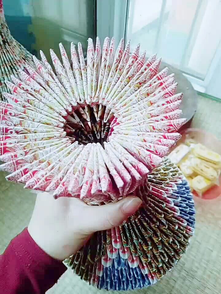 用扑克牌做的花瓶,漂亮吗?