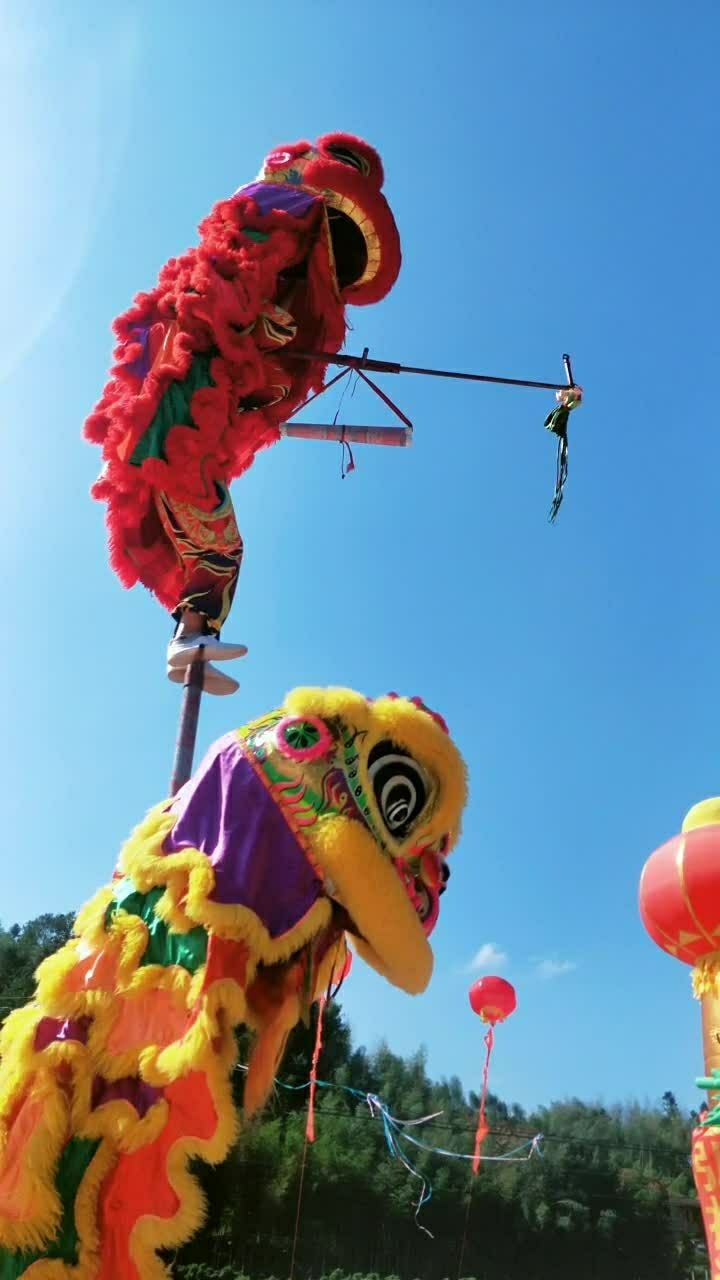 舞狮上高杆