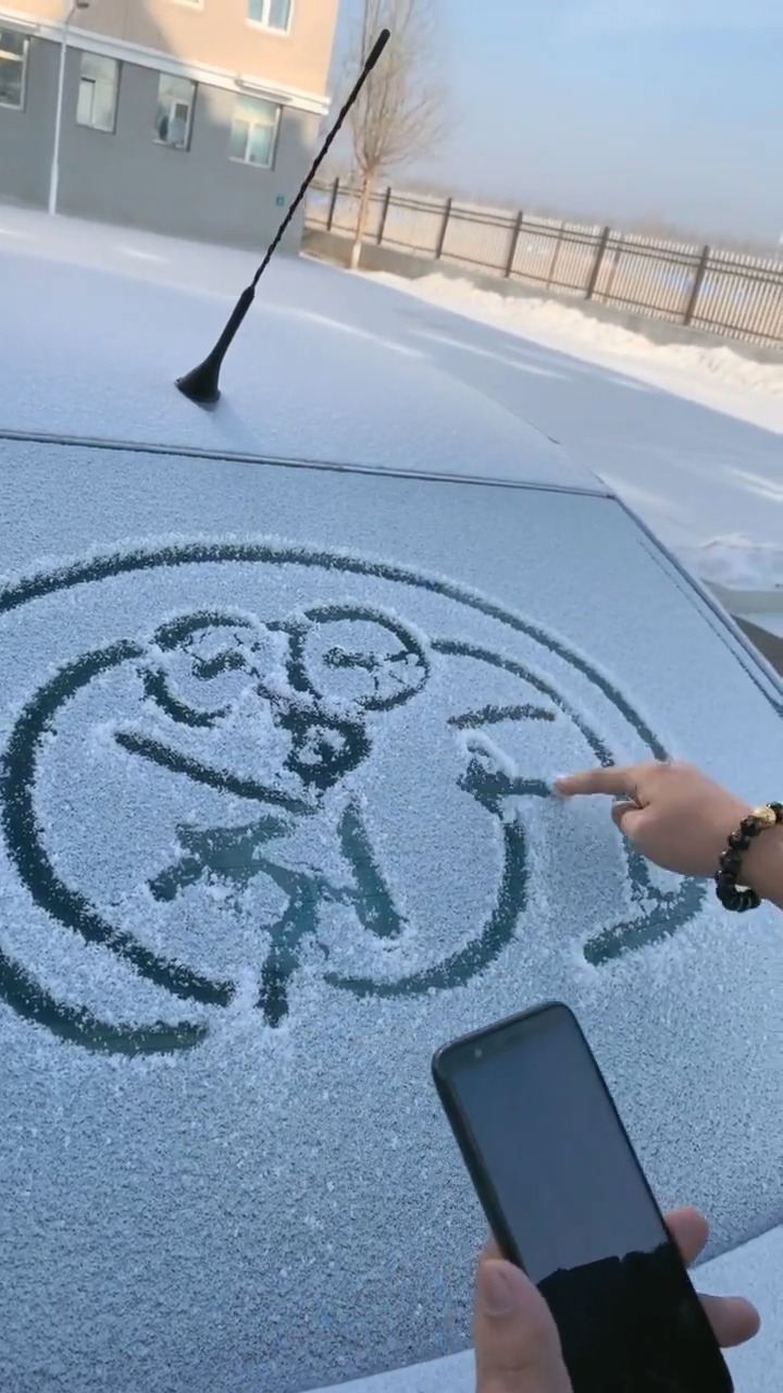 下雪在车上画哆啦a梦图片