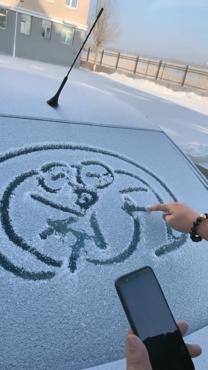 前几天下雪了,我就画了个哆啦a梦
