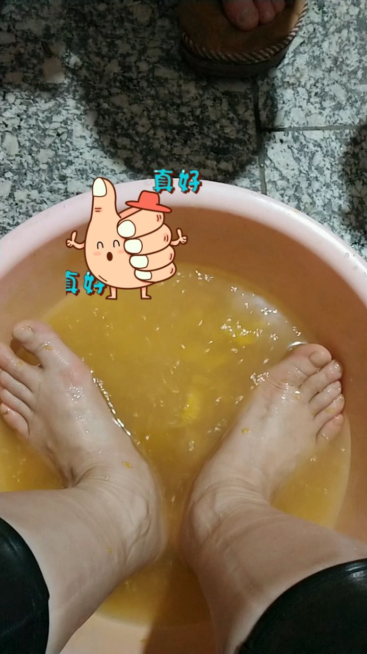 橘子皮泡脚可以防止皮肤干燥,使皮肤光滑细腻美白,推荐给大家可以体验