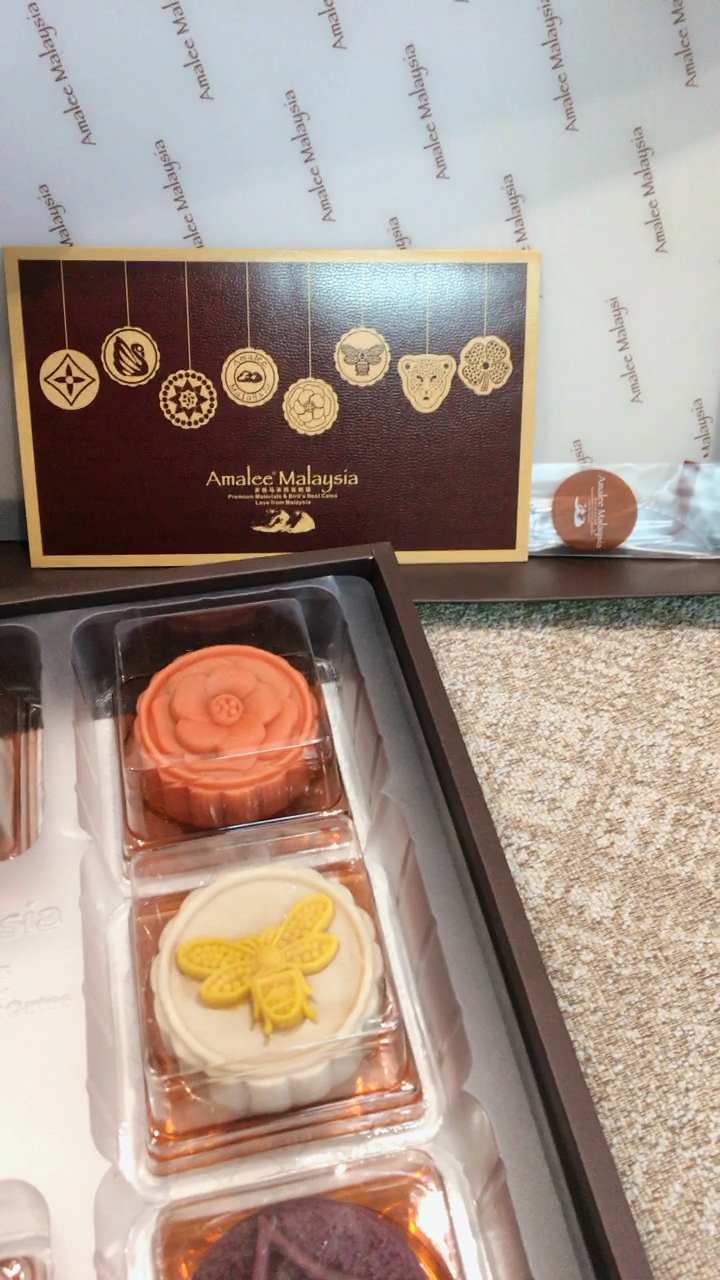 艾玛琳燕窝流心月饼    来自马来西亚的爱[爱心]