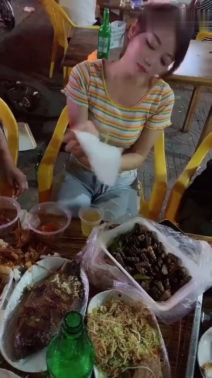 白旗举着举着又开始了,美女属实喝性情了