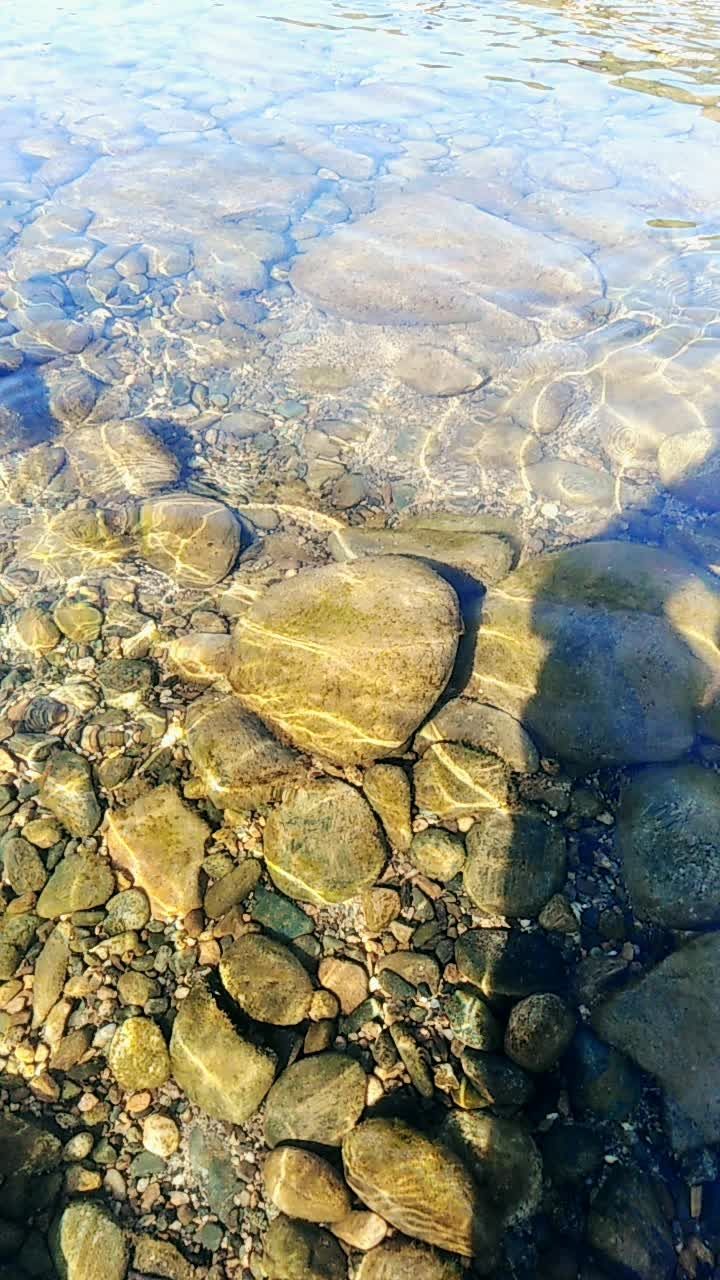 清凌凌的河水!清澈见底.