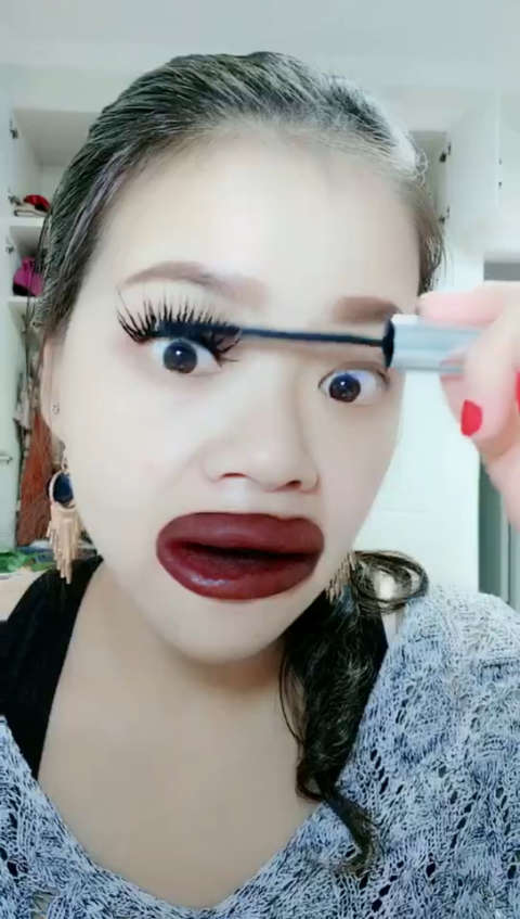 大嘴巴子,夸张的睫毛