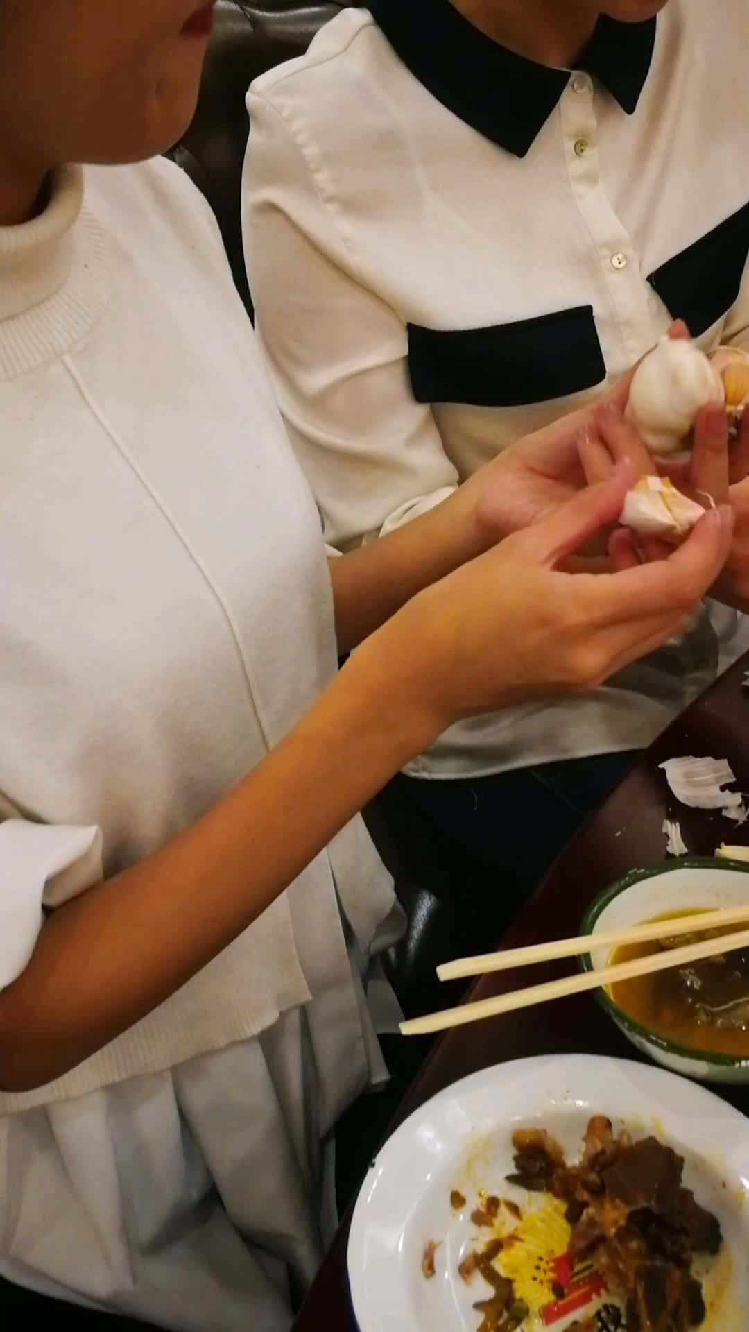 东北扒蒜小妹,四个美女