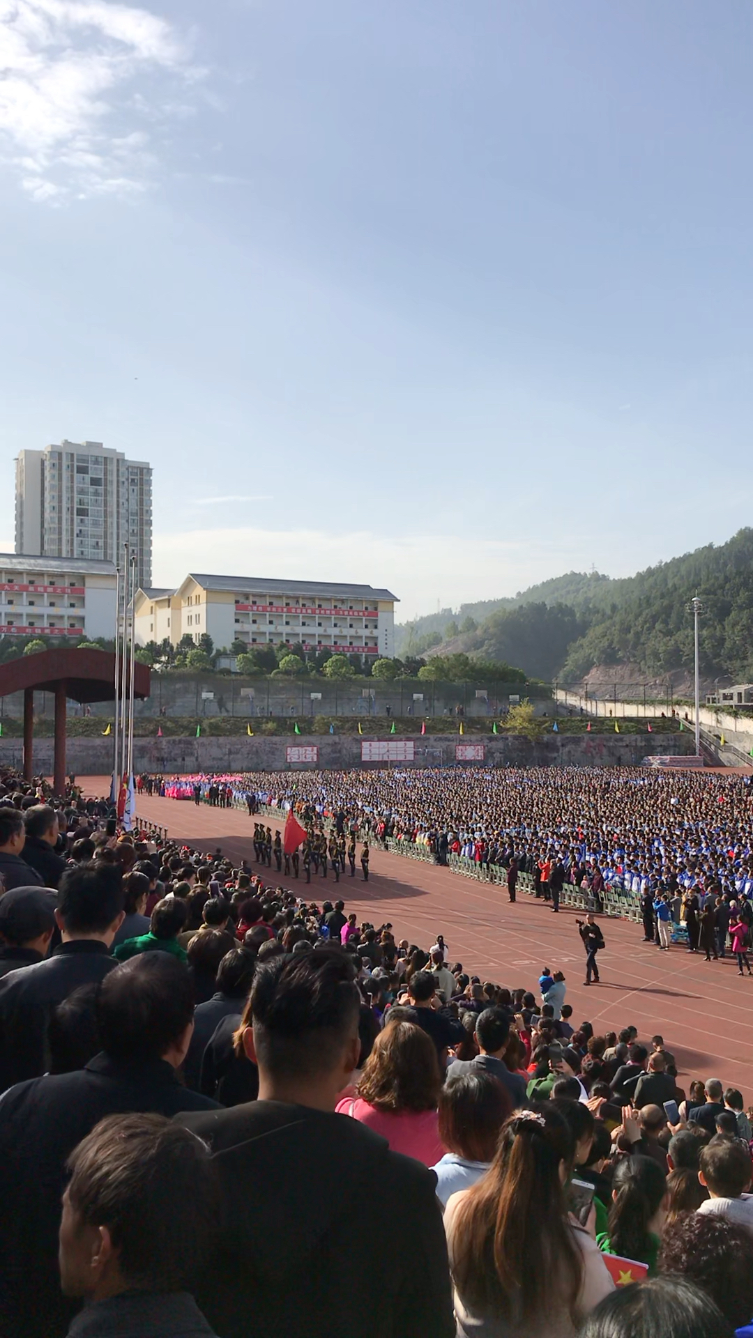 南江中学90周年,见证了一次升国旗701570157015虽然出身