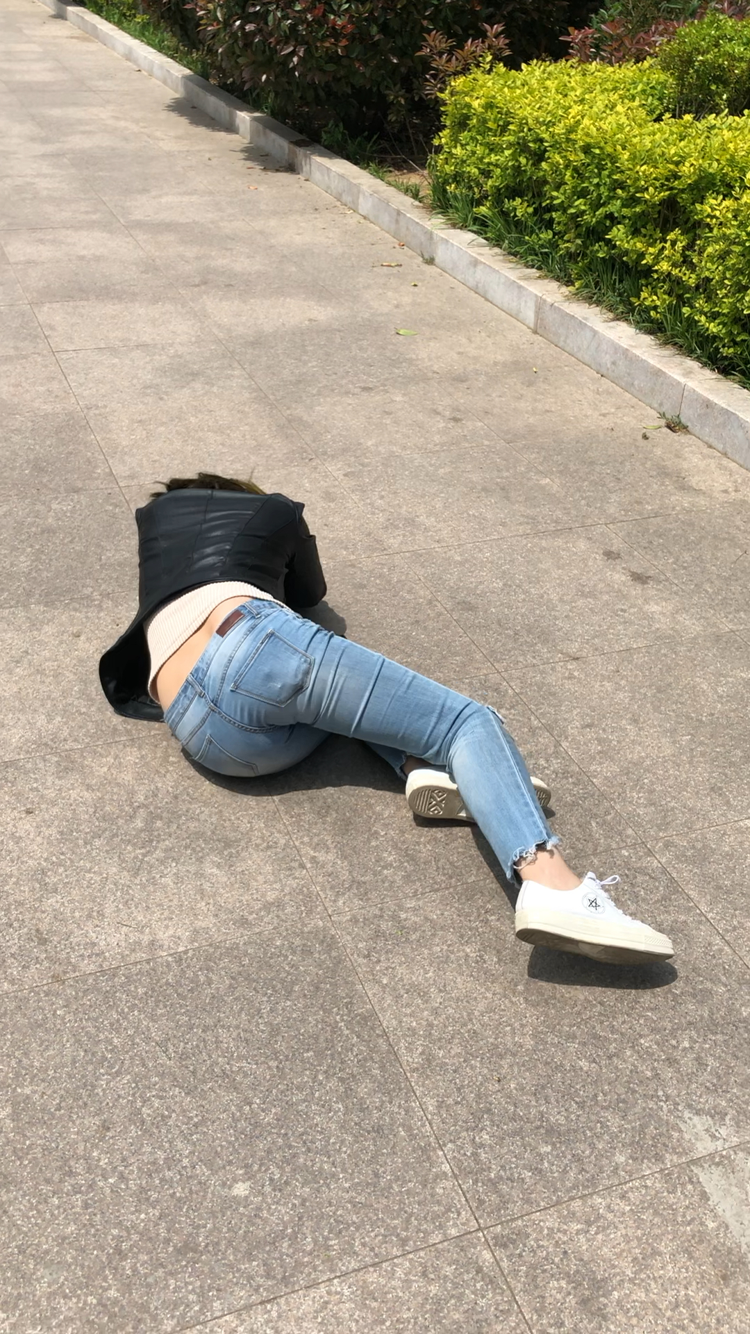 麻麻假装晕倒,狗狗真的很无助了,想哭