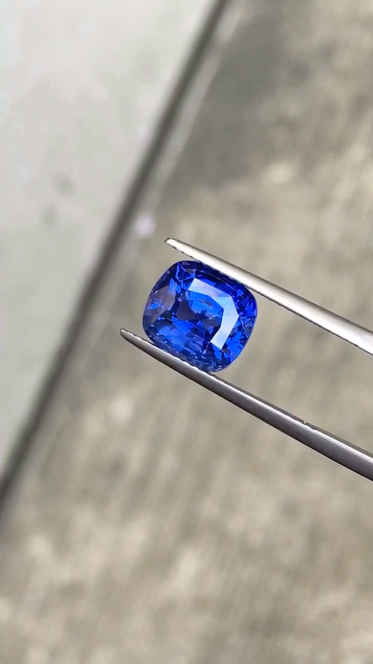 23克拉无烧变色蓝宝石.  自然光下正蓝,荧光灯下紫粉色调.
