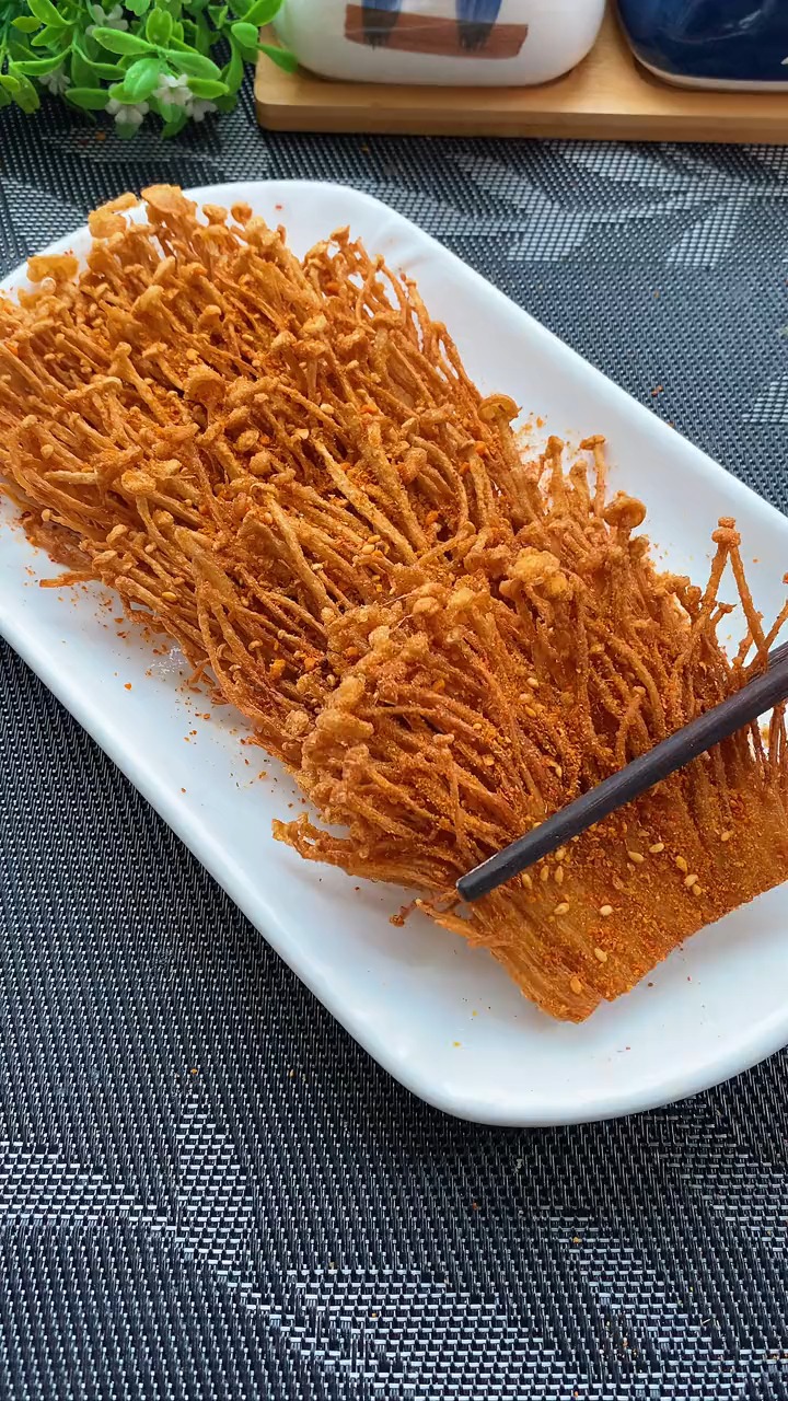 烧烤味的脆炸金针菇,酥脆可口,比肉都好吃