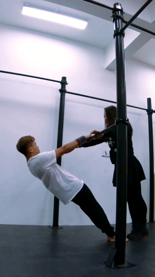 情侣健身 澳式引体向上 满满的狗粮@{uid:1502349662339070,nick:�%