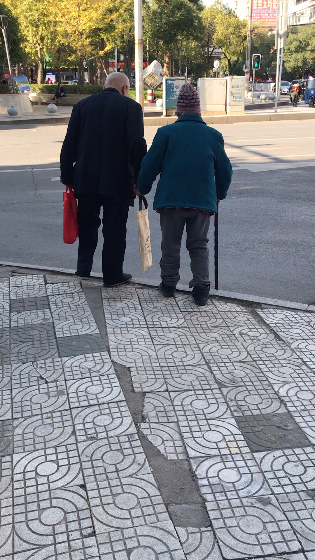 看到这一幕好感动,老爷爷小心翼翼的牵着老婆婆的手,嘴里还各种寒暄