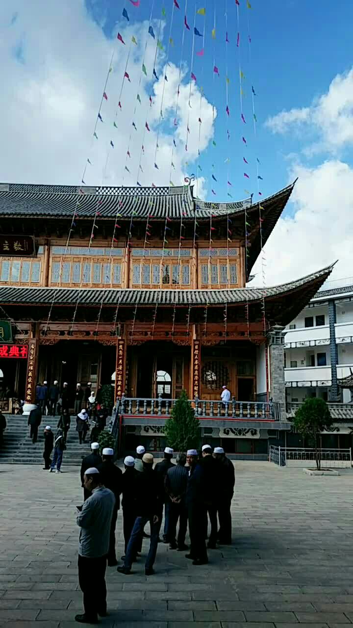 山顶之巅的世外桃源村的清真寺