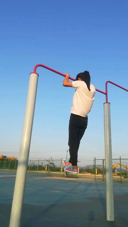 刚从地上爬起来裤子上的灰都忘拍了98