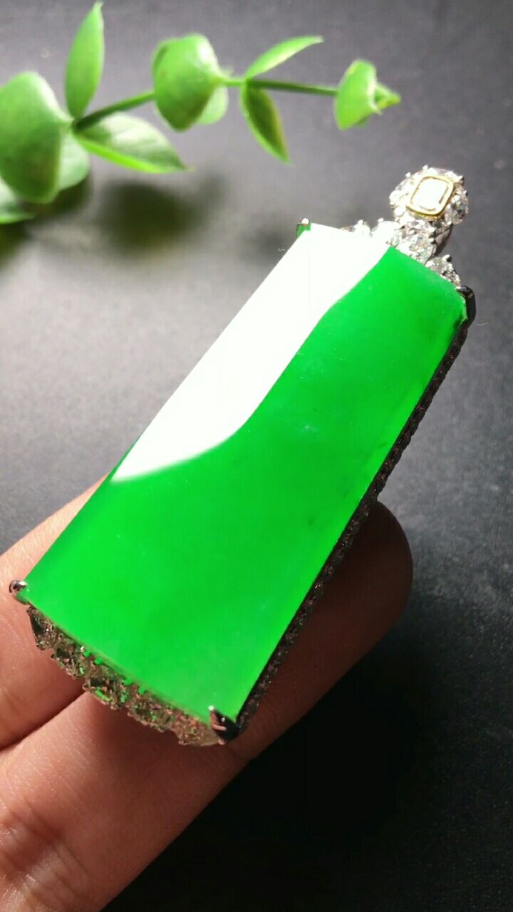 951067795冰玻种帝王绿平安无事牌,种老通透,胶感十足,翠色艳丽