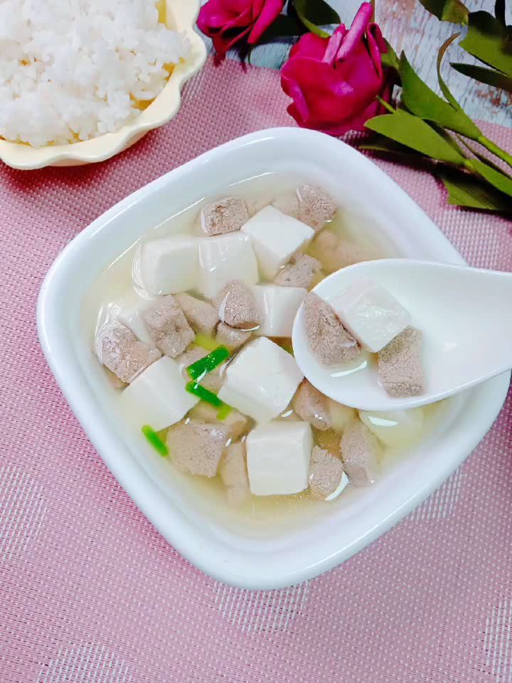 猪肝豆腐汤,适合12个月以上对食材不过敏的宝宝食用.