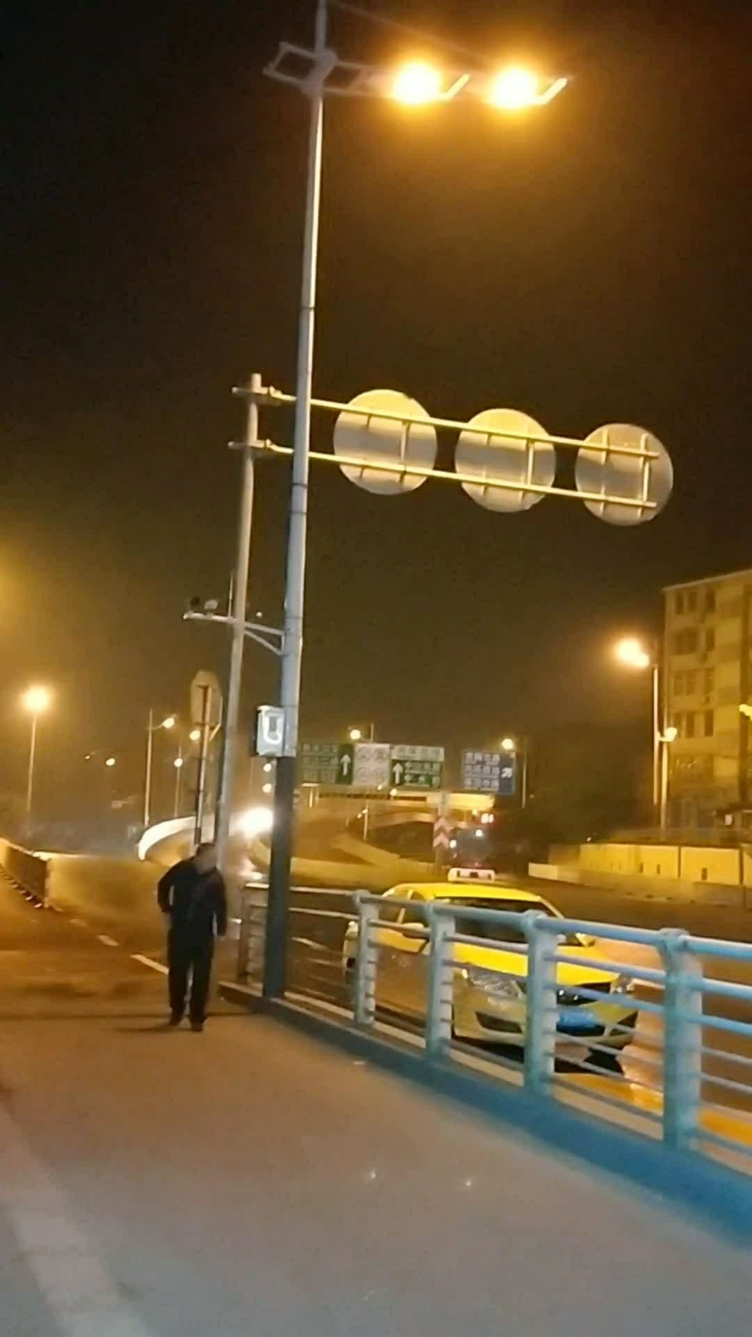 深秋凌晨四点,城市的喧闹还没开始.