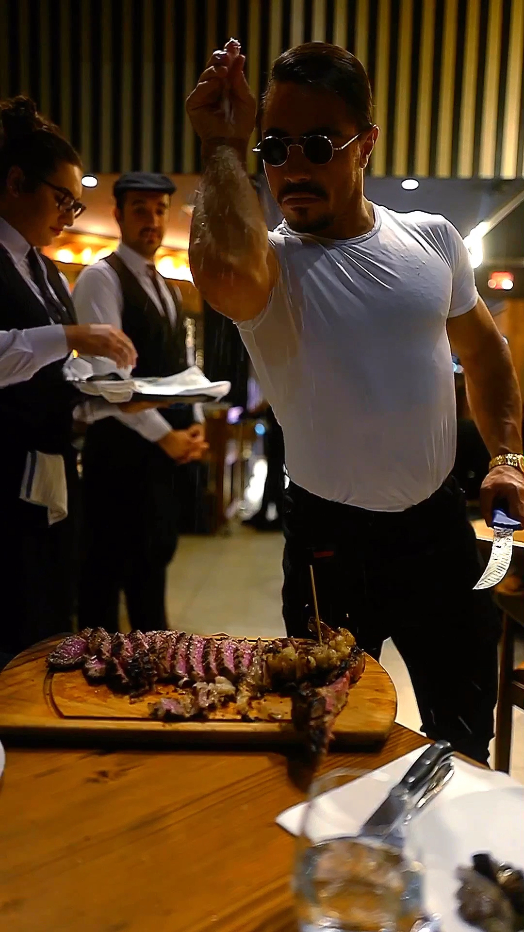 刷爆美国社交网络的撒盐哥,连小李子都爱吃的牛排