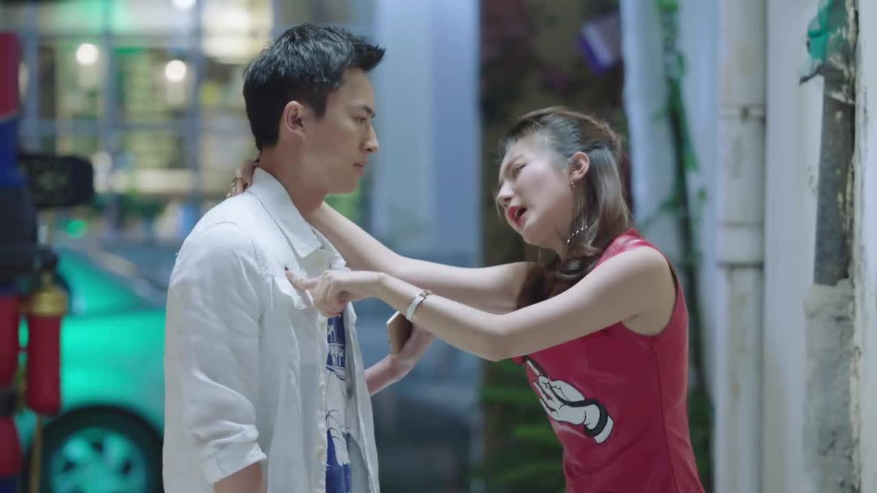 暖爱:江村和霍栀赶往书吧,霍栀在路上看到江泊儿靠在陈廪生怀里