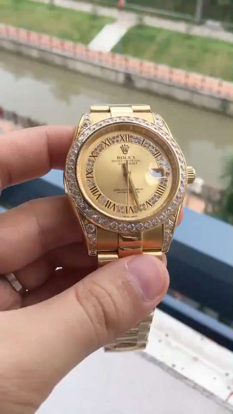 土豪金劳力士钢带手表,镶钻表盘很有特点