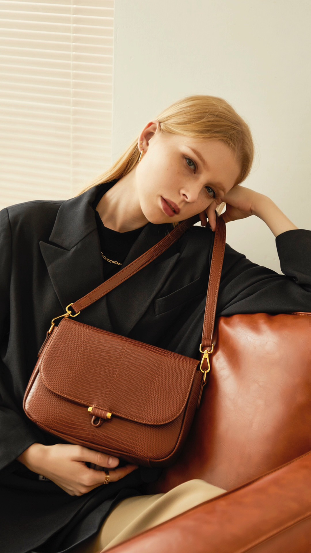 今天目标是完成60个包包的品牌模特拍摄,顺借镜头给大家分享我们一天