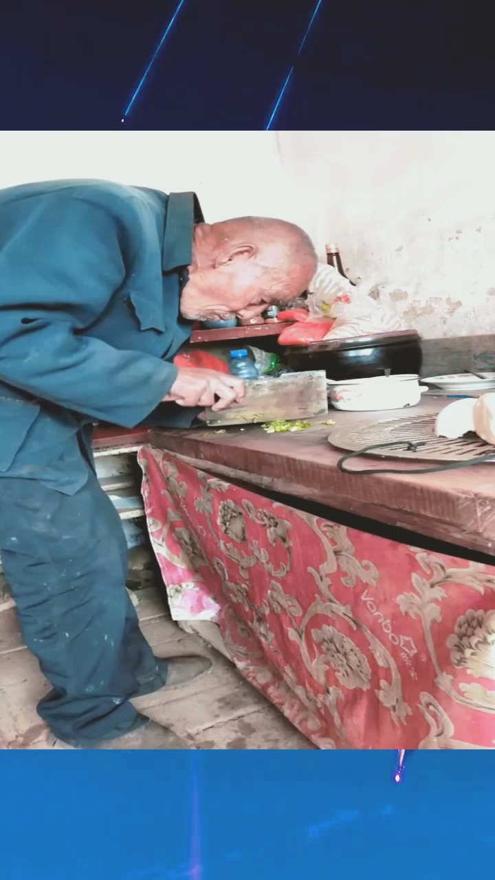 八十几岁的爷爷给残疾孙女做饭莫名的心酸