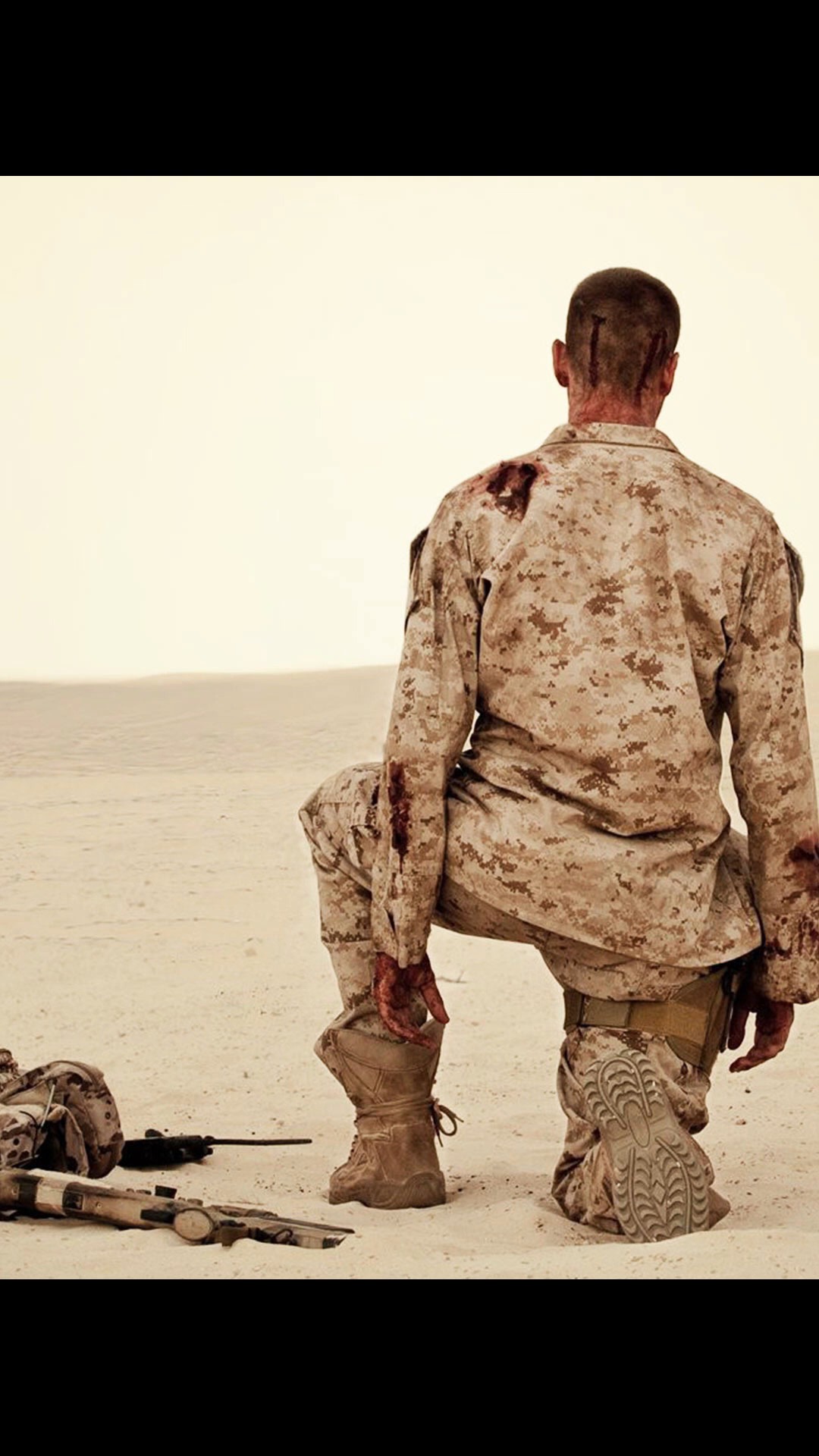 士兵沙漠中踩到地雷,一动不敢动#电影解说#惊悚求生#亡命雷区