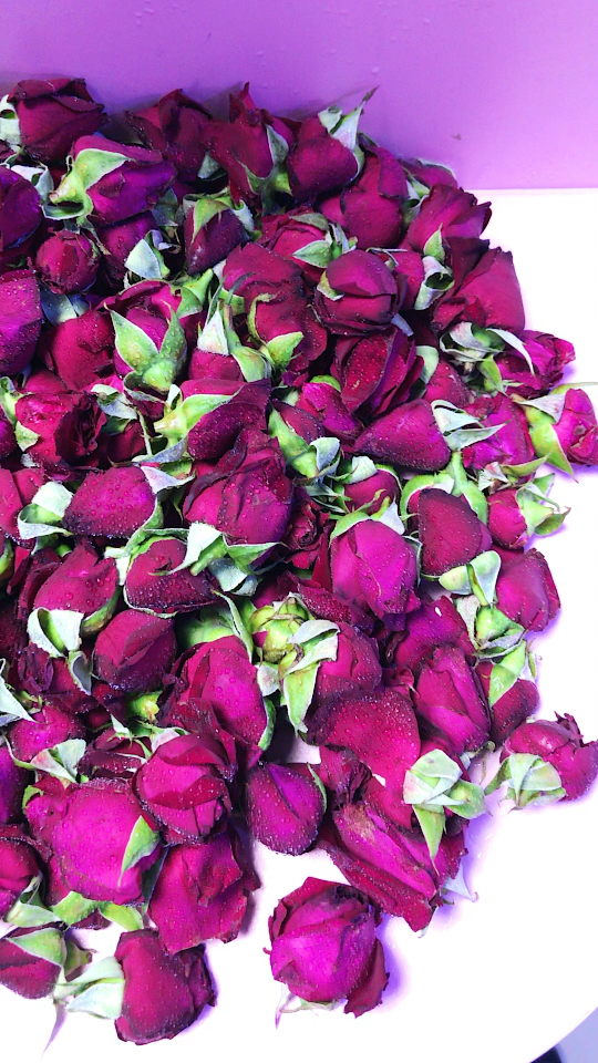 昆明空运过来的可食用墨红玫瑰,很新鲜,香气特别好闻