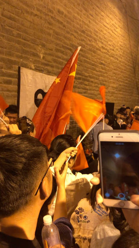 西安南门城墙下的一群小哥哥唱歌真的好听@{uid:1502349662339070