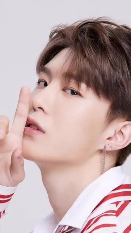 范丞丞青春洋溢星味十足 高冷范儿可爱比心