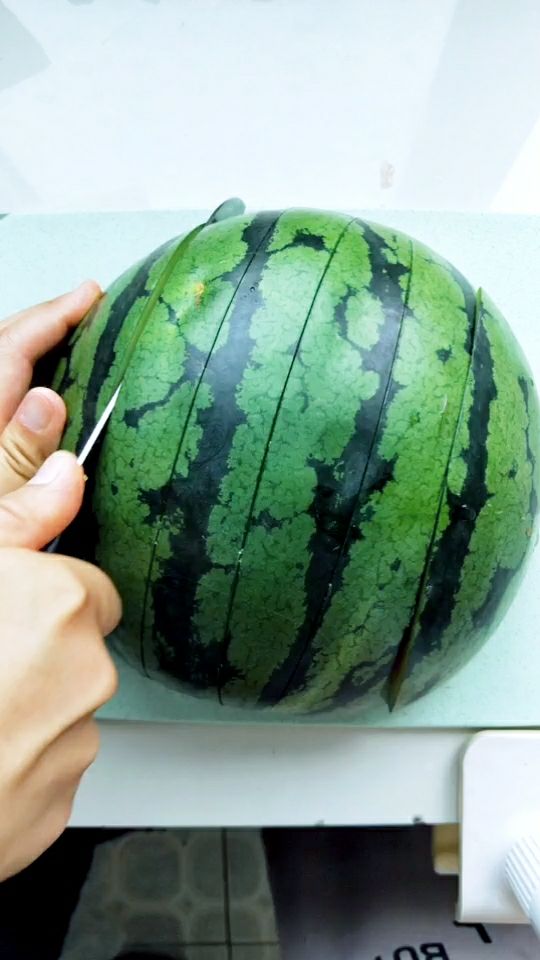 巧切西瓜,这样拿着吃很方便