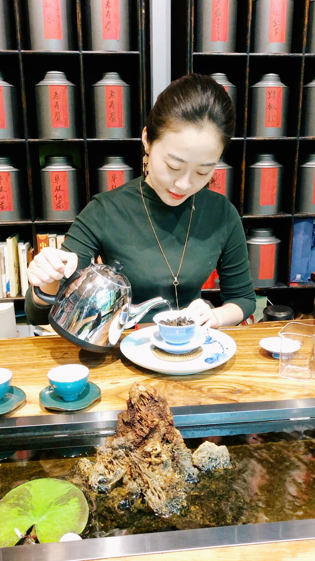 美女老板亲自给我这个"网红"冲茶…989898