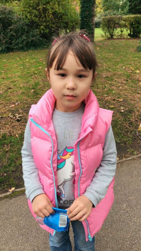 英国混血美女读唐诗"鹅"