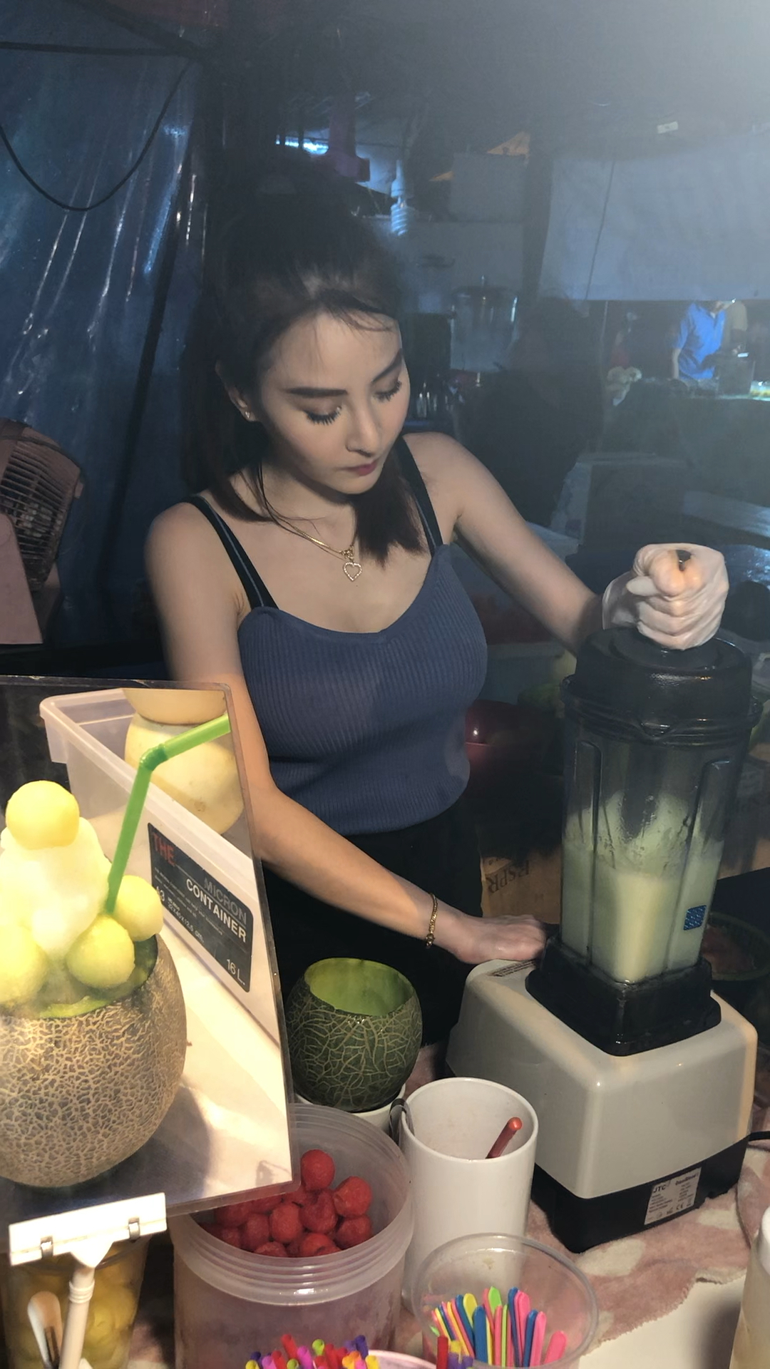 曼谷夜市的水果西施好多人都在拍照买沙冰(包括我),我相信是因为沙冰