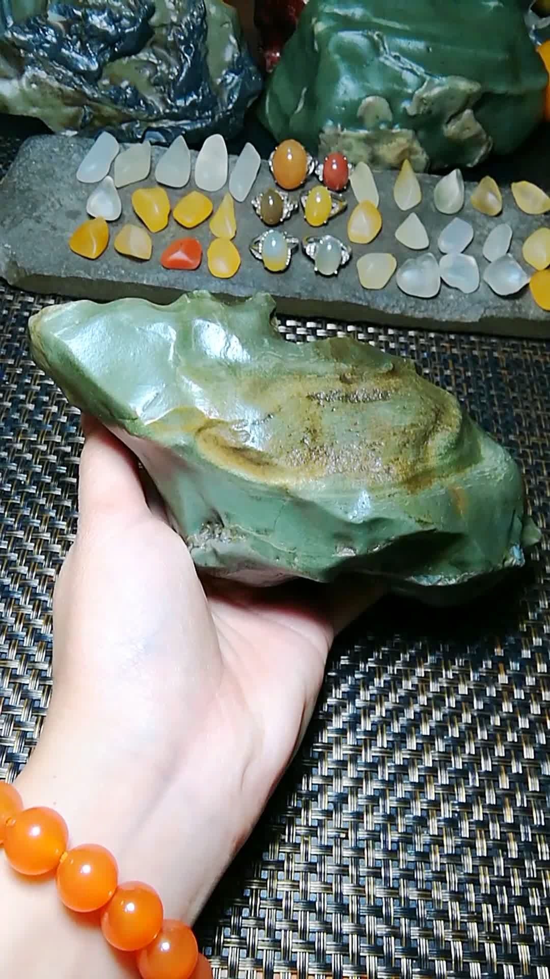 泥石奇石,仔细看像犀牛不!